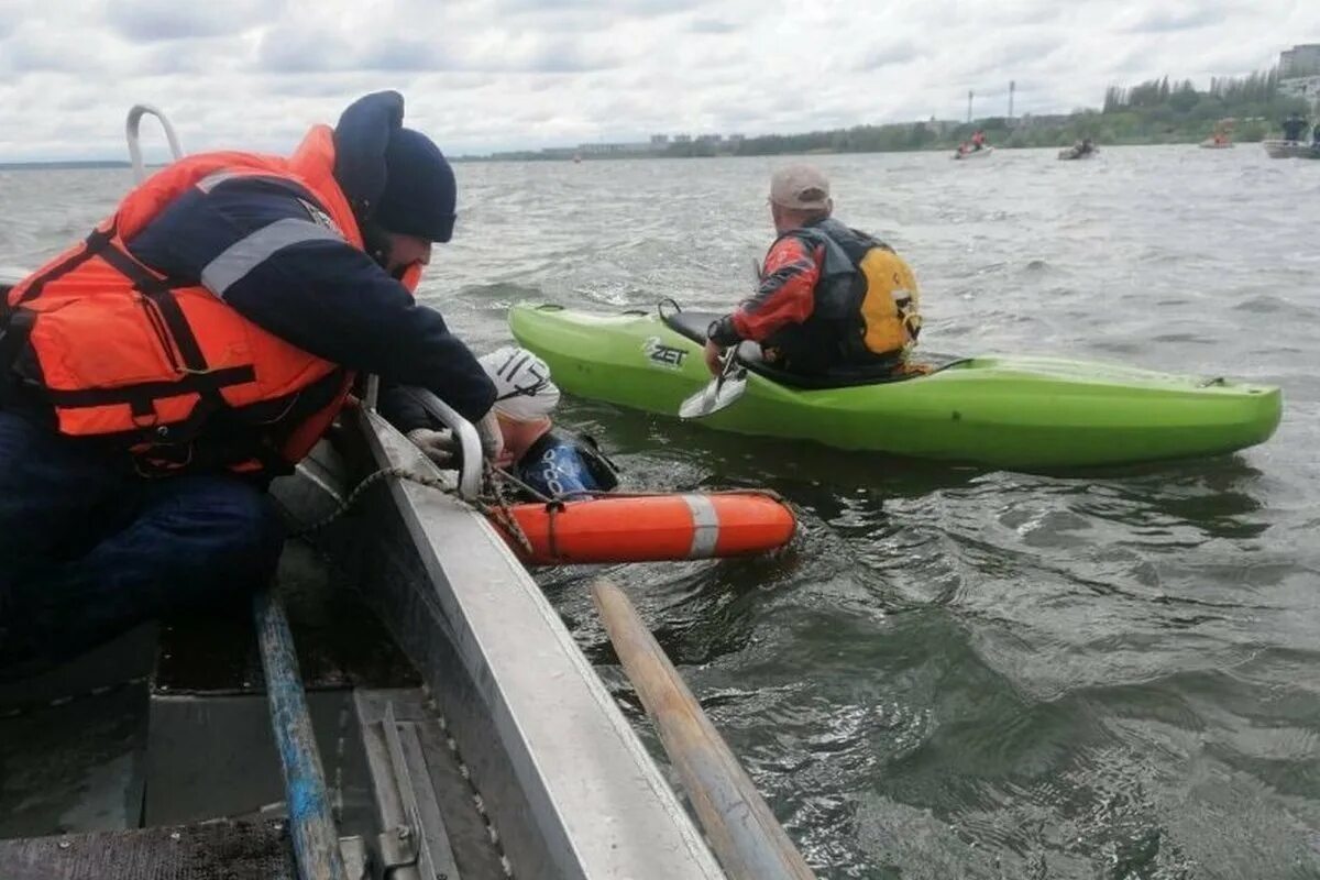 Курск под водой ванга. Спасатели на воде. Спасатели фото. Спасение на воде МЧС. Водолазы России.