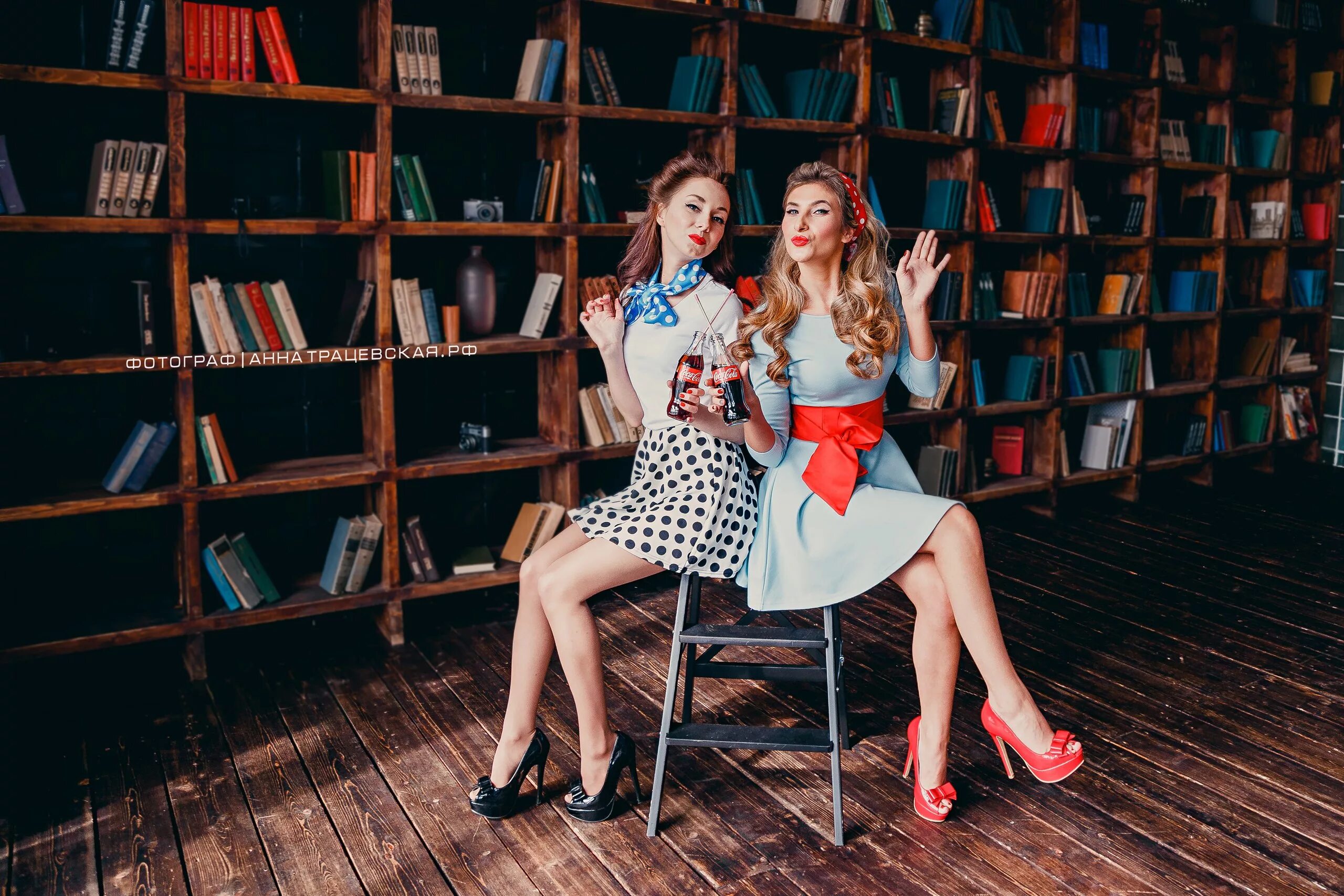 Две девушки в библиотеке. Фотосъемка в библиотеке. Фотосессия в библиотеке. Две девушки с книгами. Посетители библиотеки.