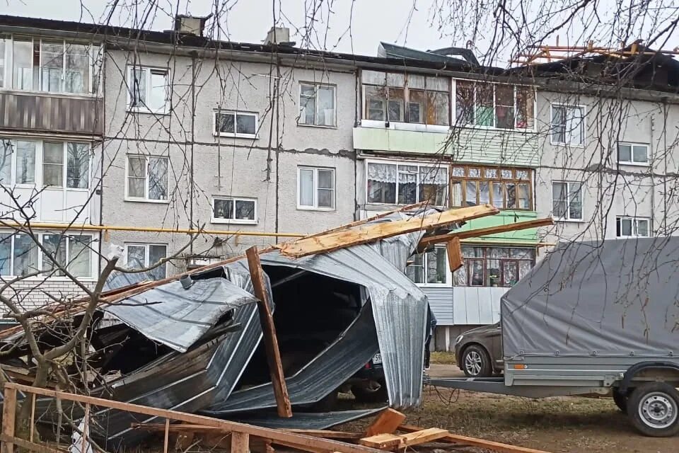 Снесло крышу ветром. Ураган в Ярославле. Сдуло крышу.