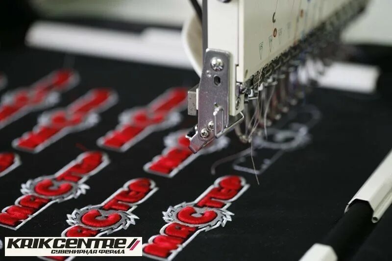 Вышитые логотипы на одежду. Логотип одежды. Металлические эмблемы бренд. Вышитый логотип на одежде. Компьютерная вышивка на одежде.