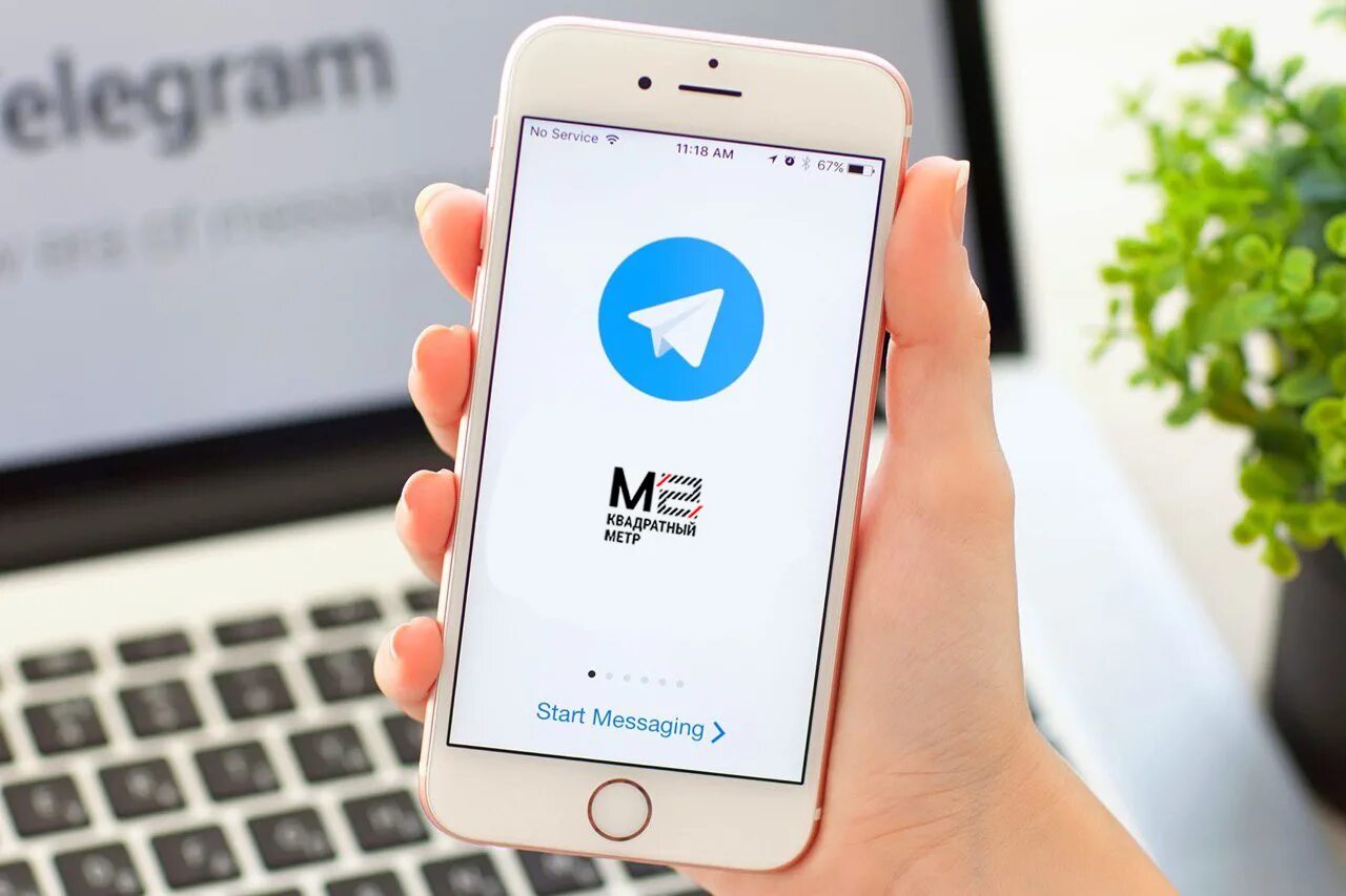 Telegram на телефоне. Телеграмм канал на связи. Мессенджер телеграмм. Телефон в руке телеграм. Телеграмм канал на связи.