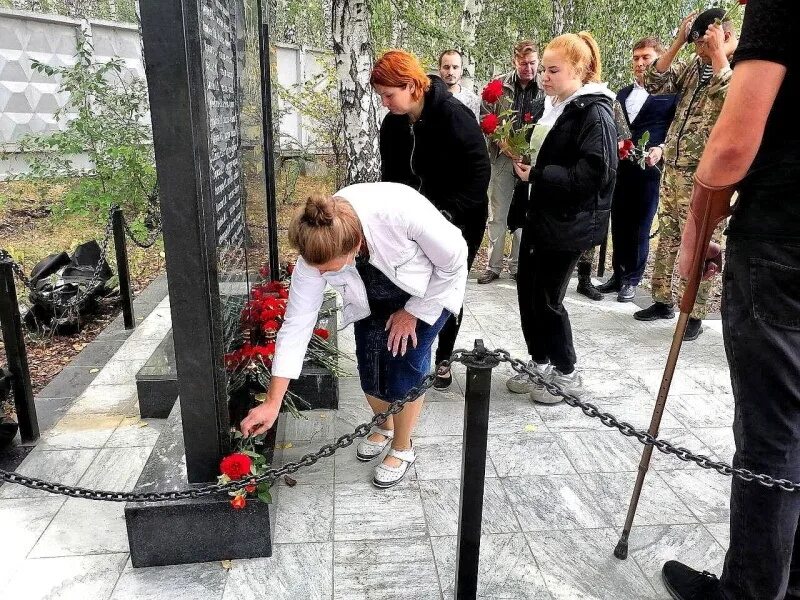 Памятник волонтерам. Памятник добровольцам Донбасса в Челябинске. Памятник русским добровольцам. Памятник жертвам украинской агрессии. Имена жертв Донбасса.