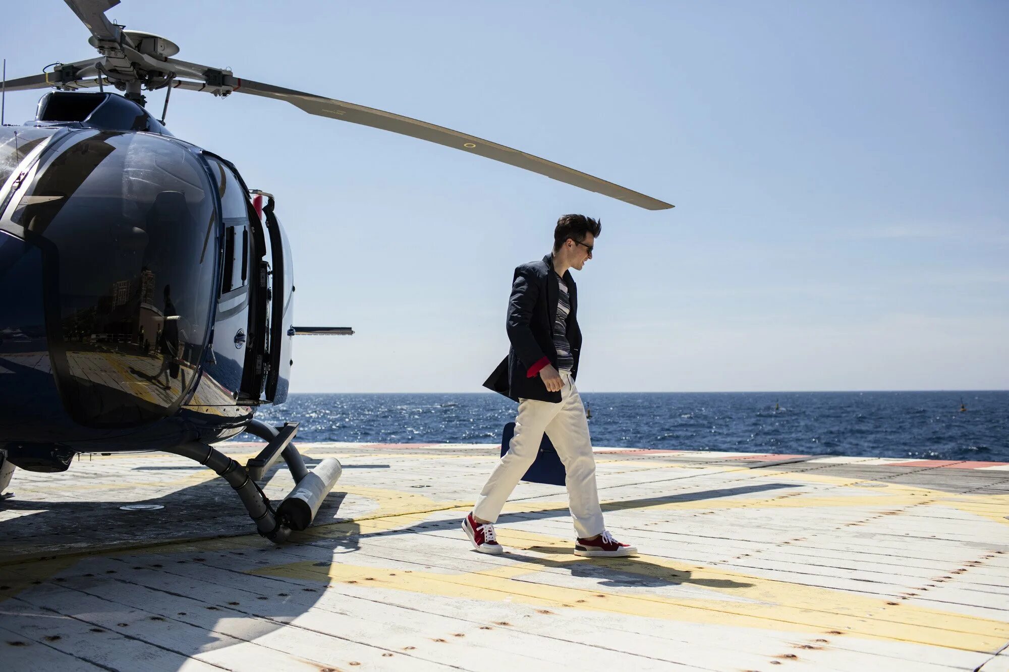 Вертолёт airbus helicopters. Вертолетик у мужчин. Пилот вертолета. Фото мужчин с вертолетом. Богатый мужчина вертолет.