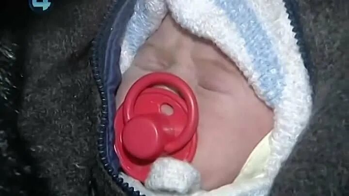 Диван на свалке. Бомжиха родила. Бомжиха родила. Бомжи на свадьбе. Бомжи женщины на теплотрассе.