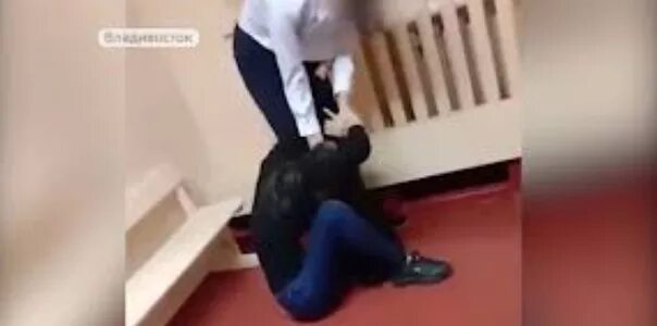 Стал рабом одноклассницы. Школьники избивают девочку. избиение одноклассницы. школьники избивают одноклассницу.