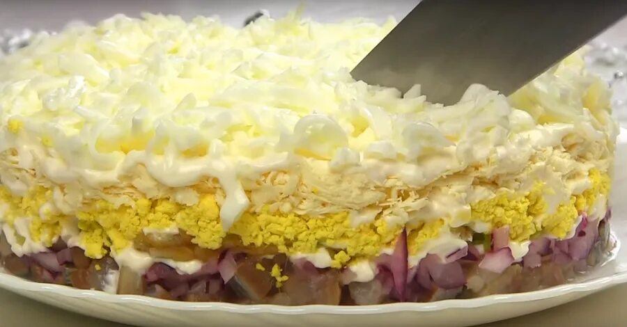 рулетики из селедки. красивые салаты. красивая подача селедки под шубой. селедка под сыром. селедка под сыром.