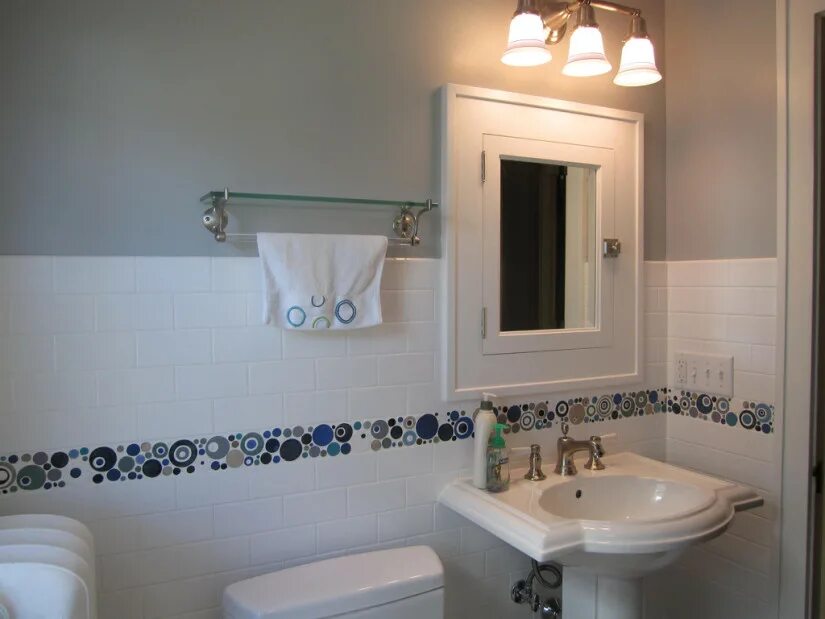 Кафельная плитка для ванной. Ванная комната с бордюром. Ванной комнате плитка стенах выложена. Ванна с плиткой кабанчик. Черная плитка на пол в ванную.