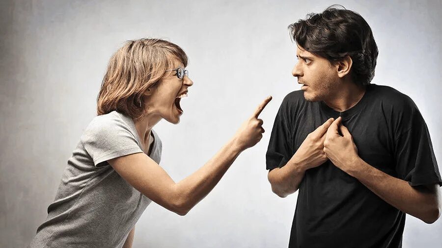 Эмоции в общении. Мужчина и женщина ссорятся. Женская агрессия. Женщина эмоции.