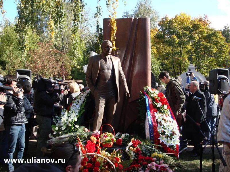 Памятник михаилу ульянову в москве где. Могила Михаила Ульянова. Памятник Михаила Ульянова на Новодевичьем кладбище. Могила Михаила Ульянова на Новодевичьем кладбище.