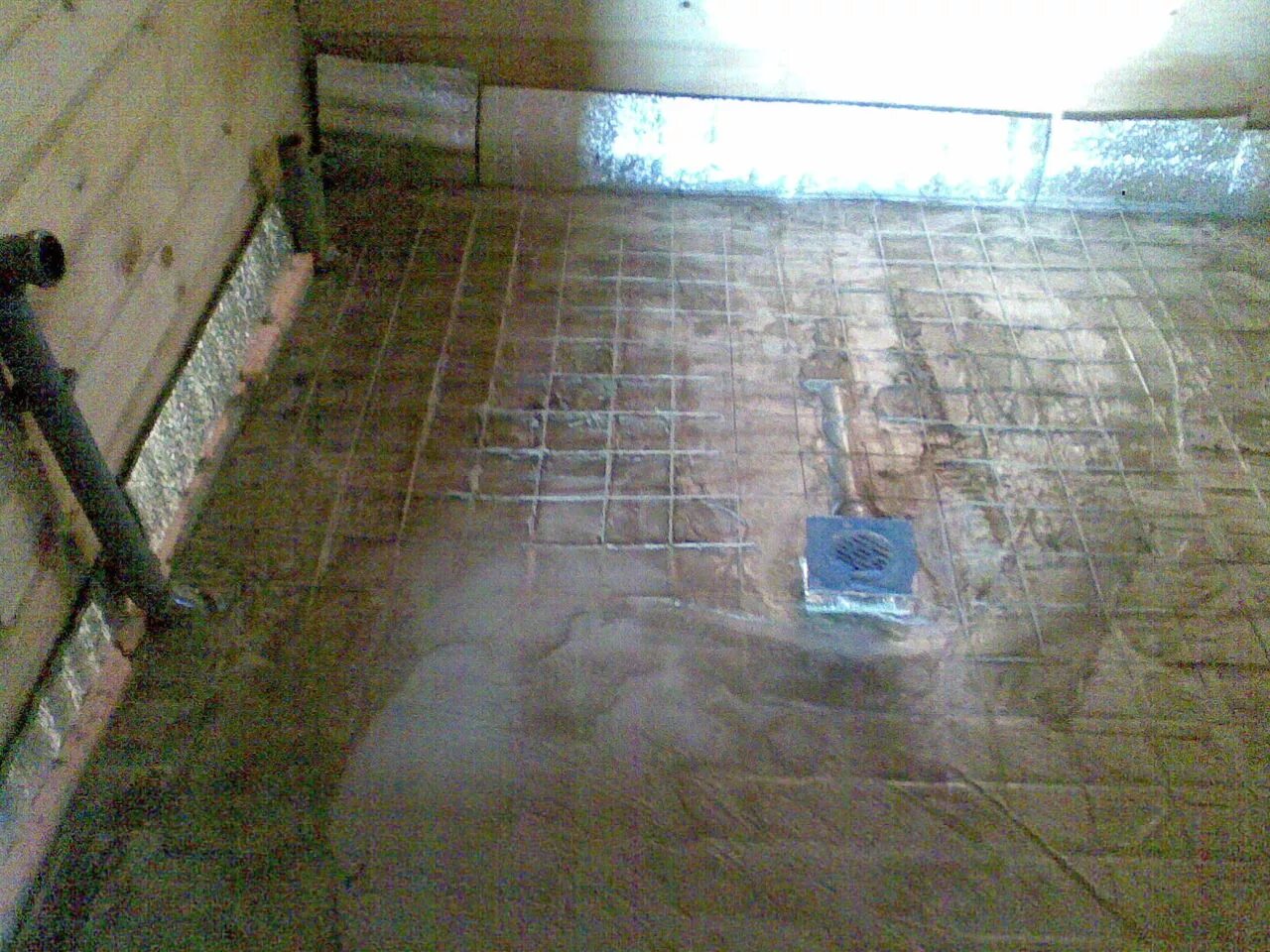 Как заливать пол в бане под уклоном. Разуклонка трап плитка 30*30. стяжка с разуклонкой под сливной трап. стяжка пола в бане.
