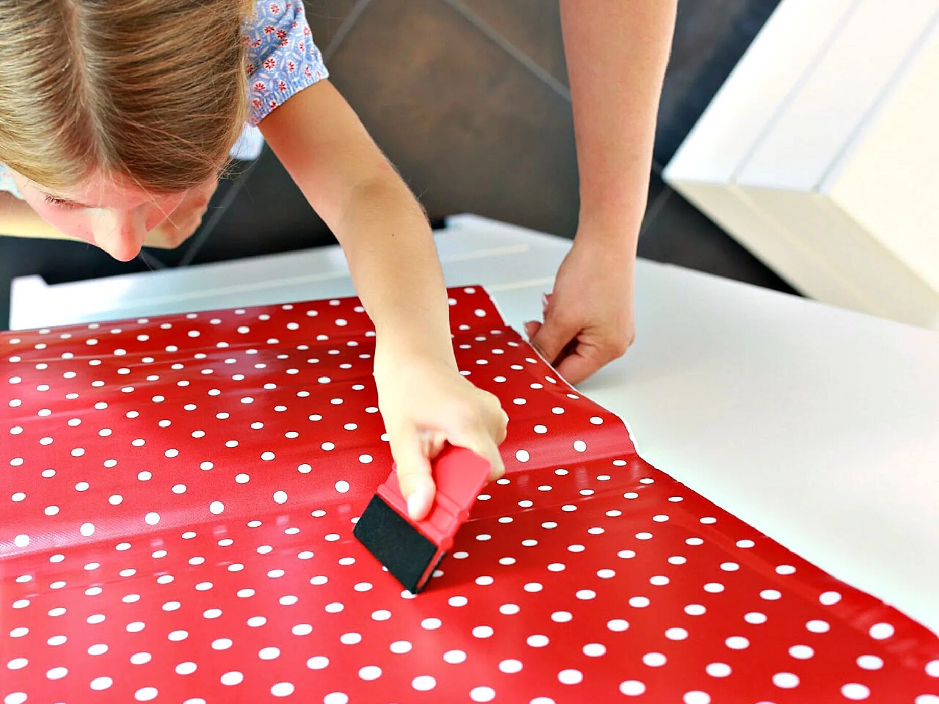 Поклейка самоклеющейся пленки. Как наклеить самоклейку. Самоклейку приклеить. Пленка для обклеивания дсп. Обклеить столешницу самоклеющейся пленкой.