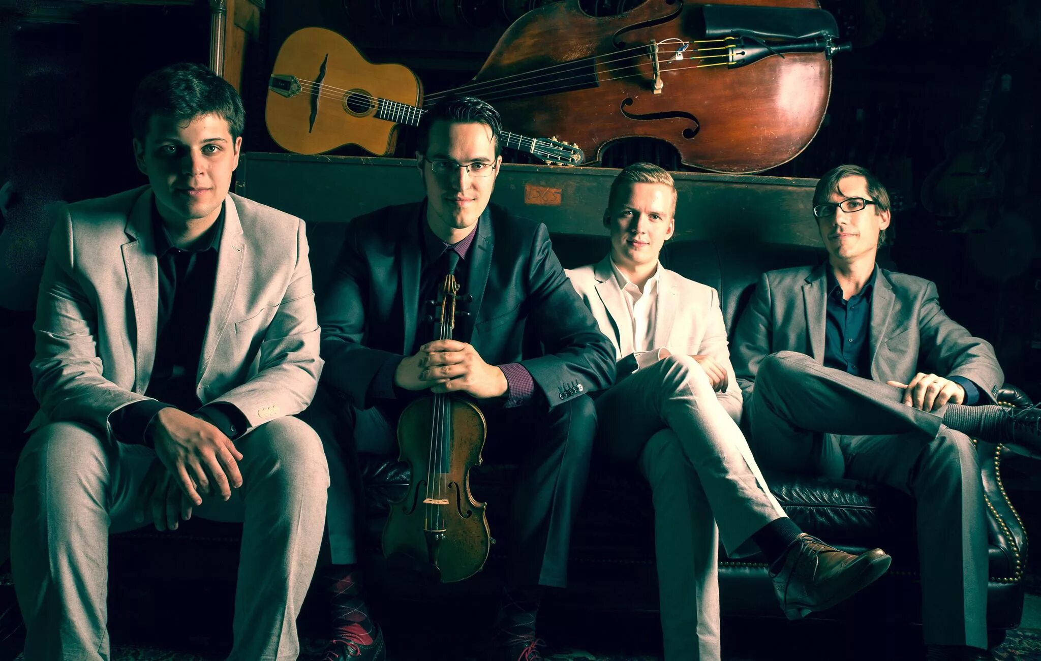 Какой квартет прославился песней happy new year. Ритм футуре квартет. gypsy jazz quartet. квартет gypsy families. 11 guys quartet.