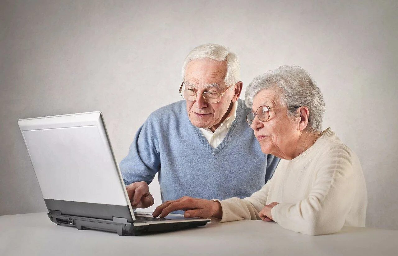 В старшие были люди. Пенсионер и компьютер. Пенсионер за компьютером. Пожилые люди и компьютер. Компьютерная грамотность для пожилых.