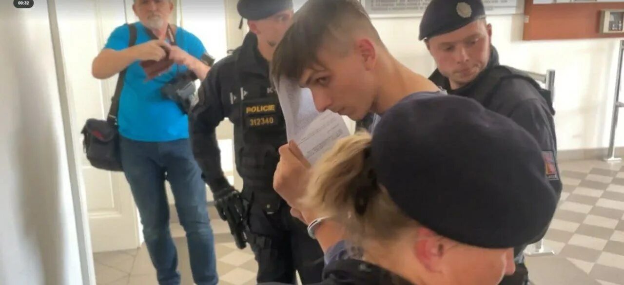 Насиловал 15 летнюю девочку