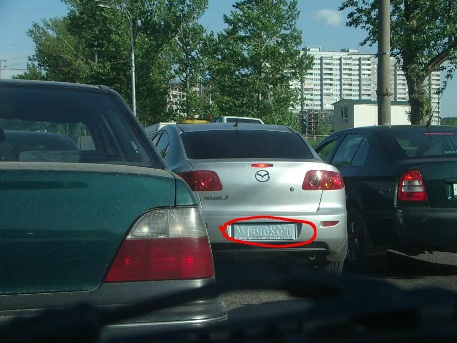 Автомобиль без госномера. Можно ехать на машине без номеров. Автомобиль на дороге с номерами. Автомобиль с номерным знаком. Замазать номера на машине.