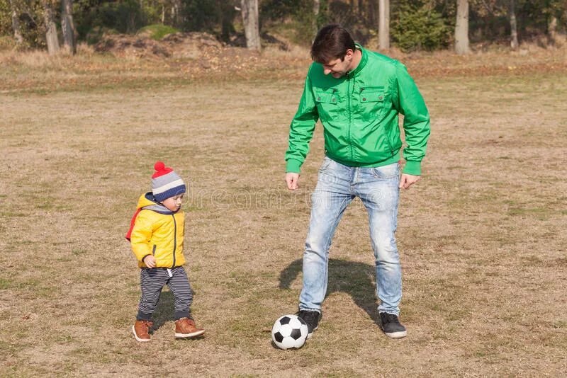 Футбол с папой. Футбол с сыном. Папа и сын футбол. Папа играет в футбол
