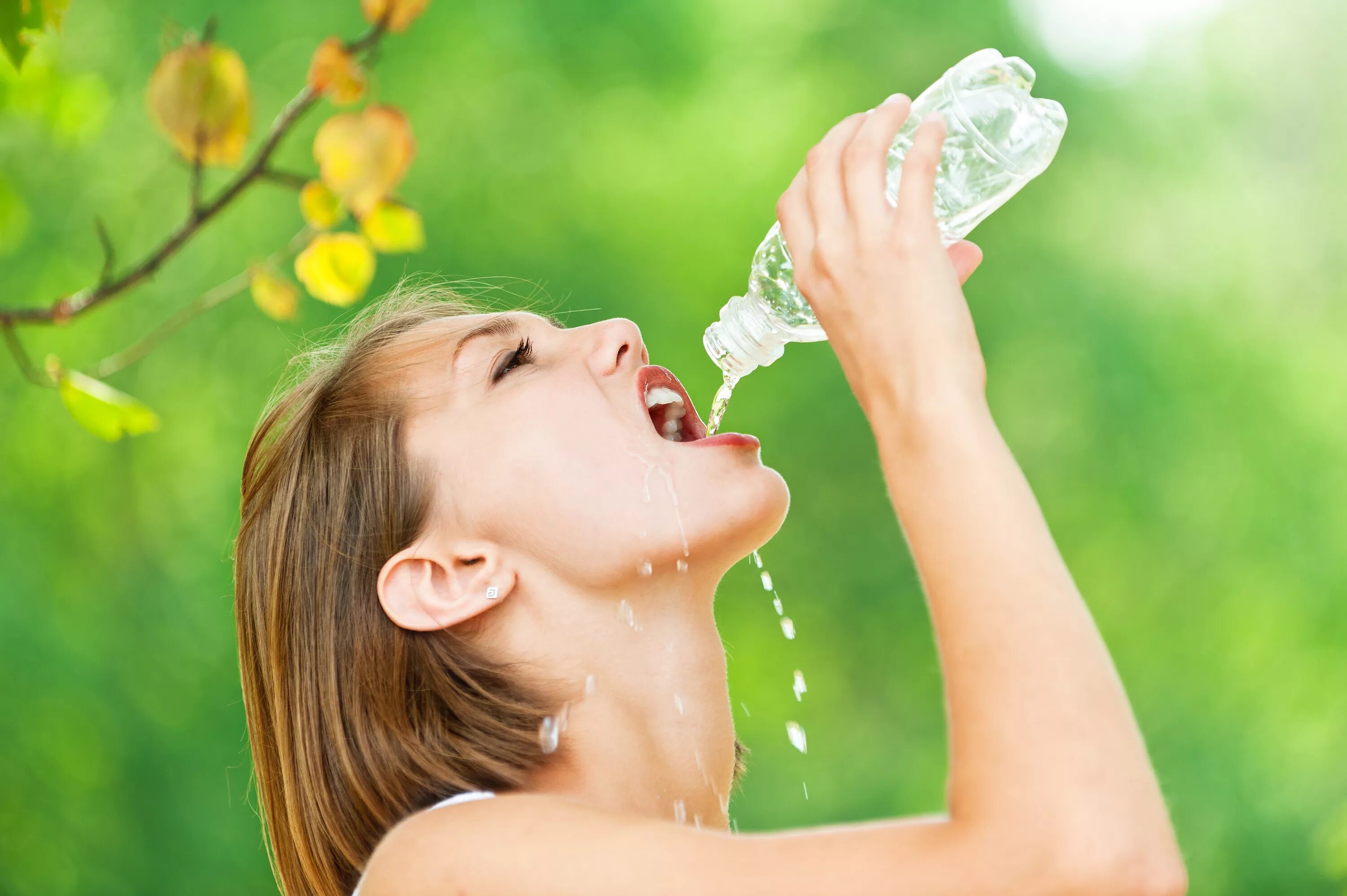 Подарив людям воду. Чистая вода. Пить воду. Человек пьет воду. Утоление жажды.