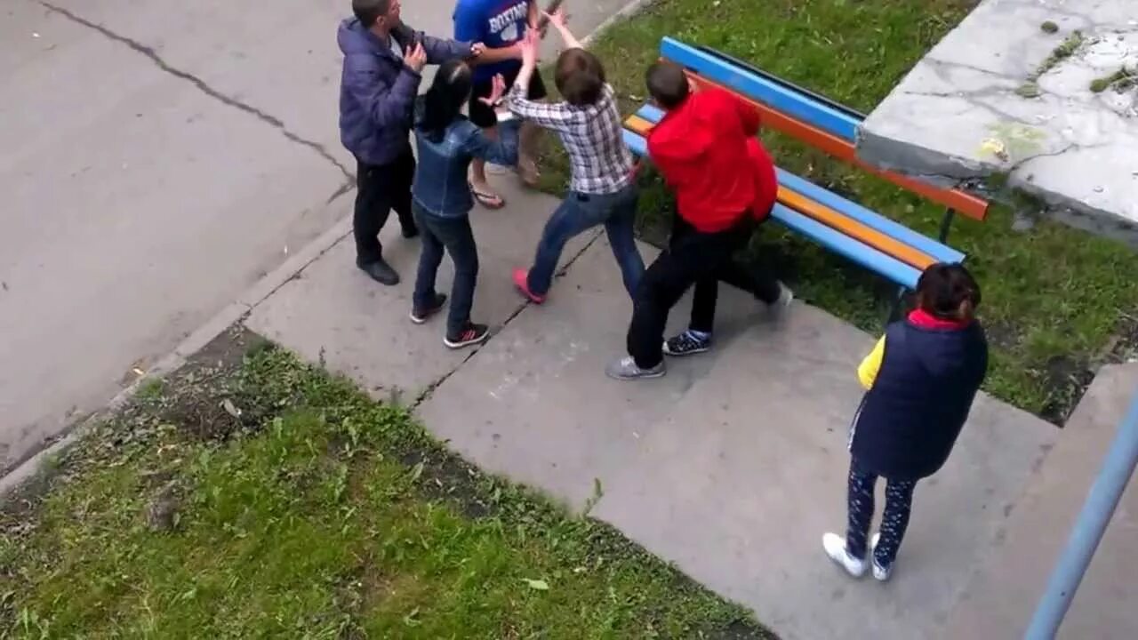 Массовая драка школьников. Драка во дворе. Массовая драка на улице. Драка во дворе. Массовая драка в красноярске.