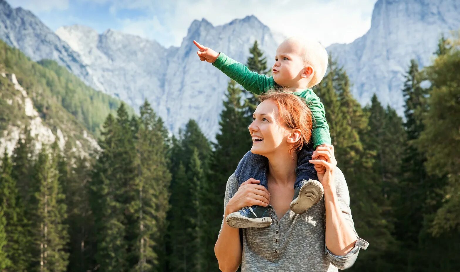 Мама с ребенком путешествие. Mama travel. Мама тревал. Горы для детей. Дети путешествуют.