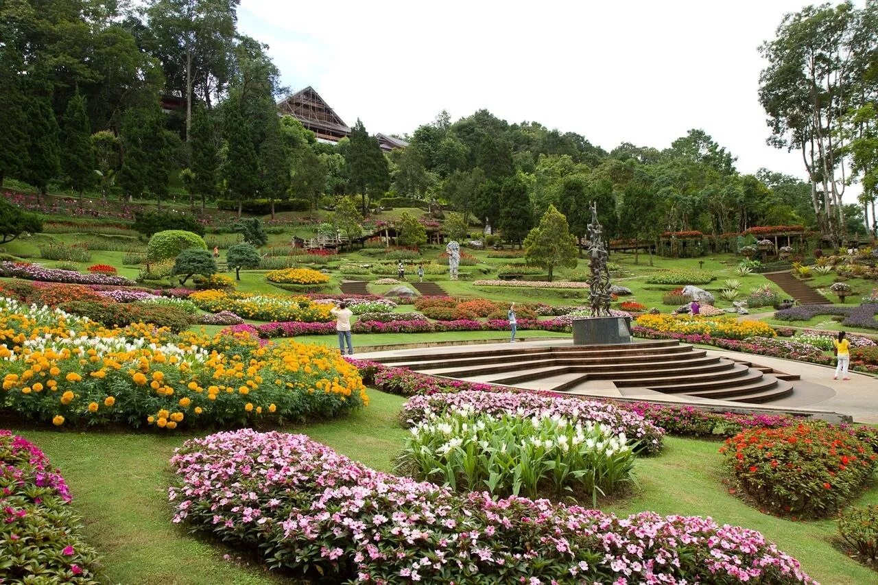 Список садов и парков. Ботанический сад Ван Дусена Ванкувер. Королевский сад Тайланд. Тропический парк Нонг Нуч Таиланд. Национальный парк-сад цветов Mae Fah Luang Garden в Таиланде.