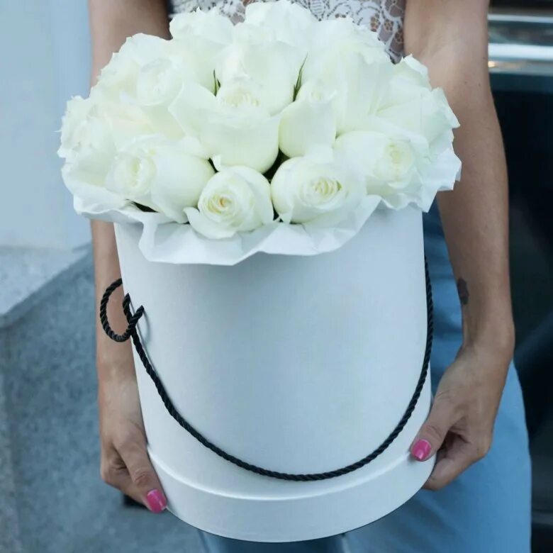 Прозрачные шляпные коробки. Букет из роз в шляпной коробке. Белые розы в коробке.