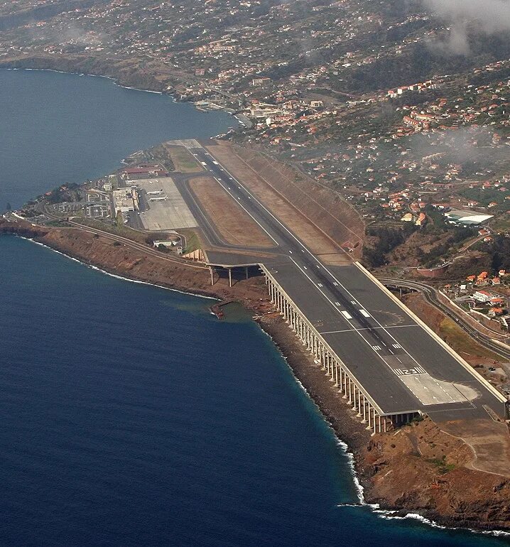 Аэропорт Мадейра. Португалия Фуншал аэропорт. Аэропорт острова Мадейра. Funchal Cristiano Ronaldo Airport. Аэропорт тута