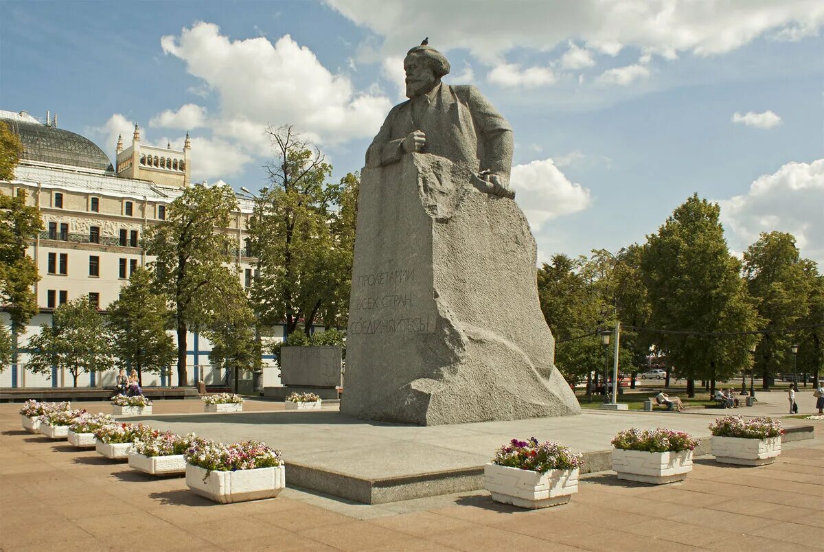 Стоять напротив парка. Памятник Карлу Марксу в Москве на театральной площади. Кербель памятник Карлу Марксу. Театральная площадь памятник Карлу Марксу.