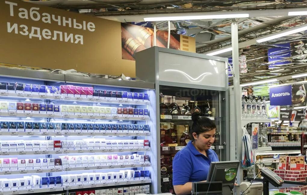 Продавец табачной продукции. Табачная продукция. рынок табачной продукции. магазин сигарет. продавщица табачной продукции.