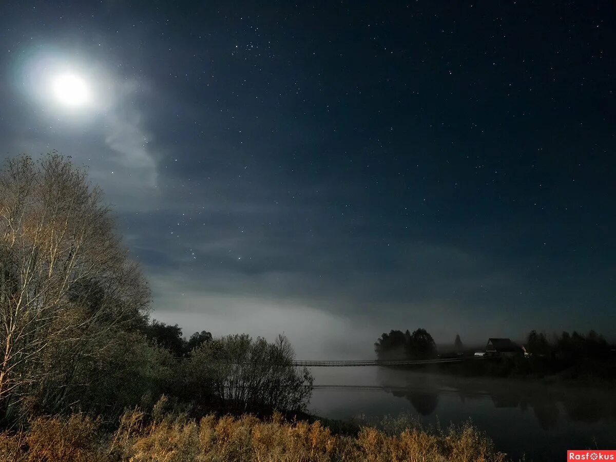 Апрельская ночь картинки красивые. Ночное небо. Лунная ночь в деревне. Ночное небо в деревне. Темные августовские ночи.