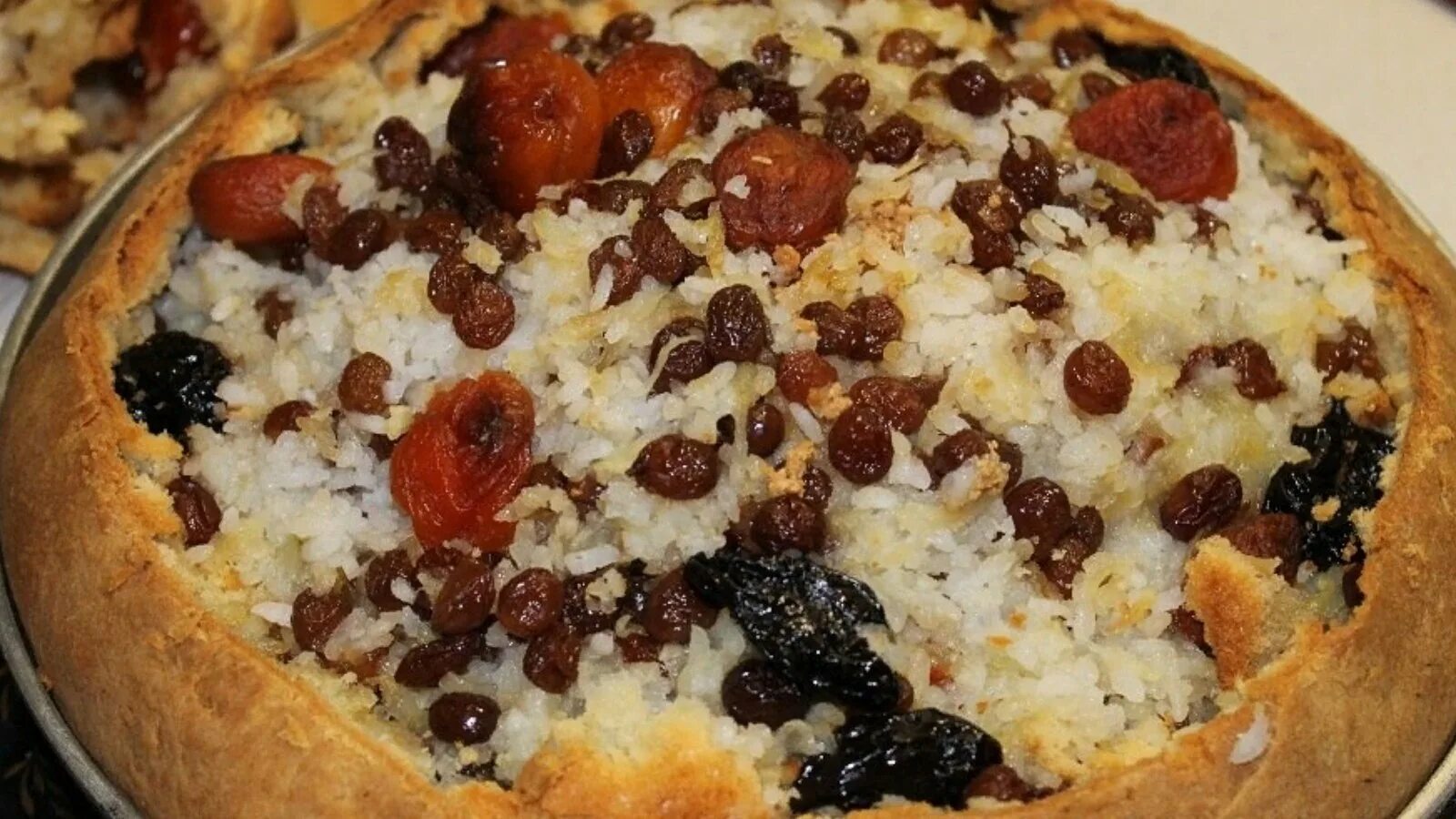 С рисом и изюмом татарский. Губадия татарский пирог. С рисом и изюмом татарский. Губадия татарский. Татарское блюдо губадия.