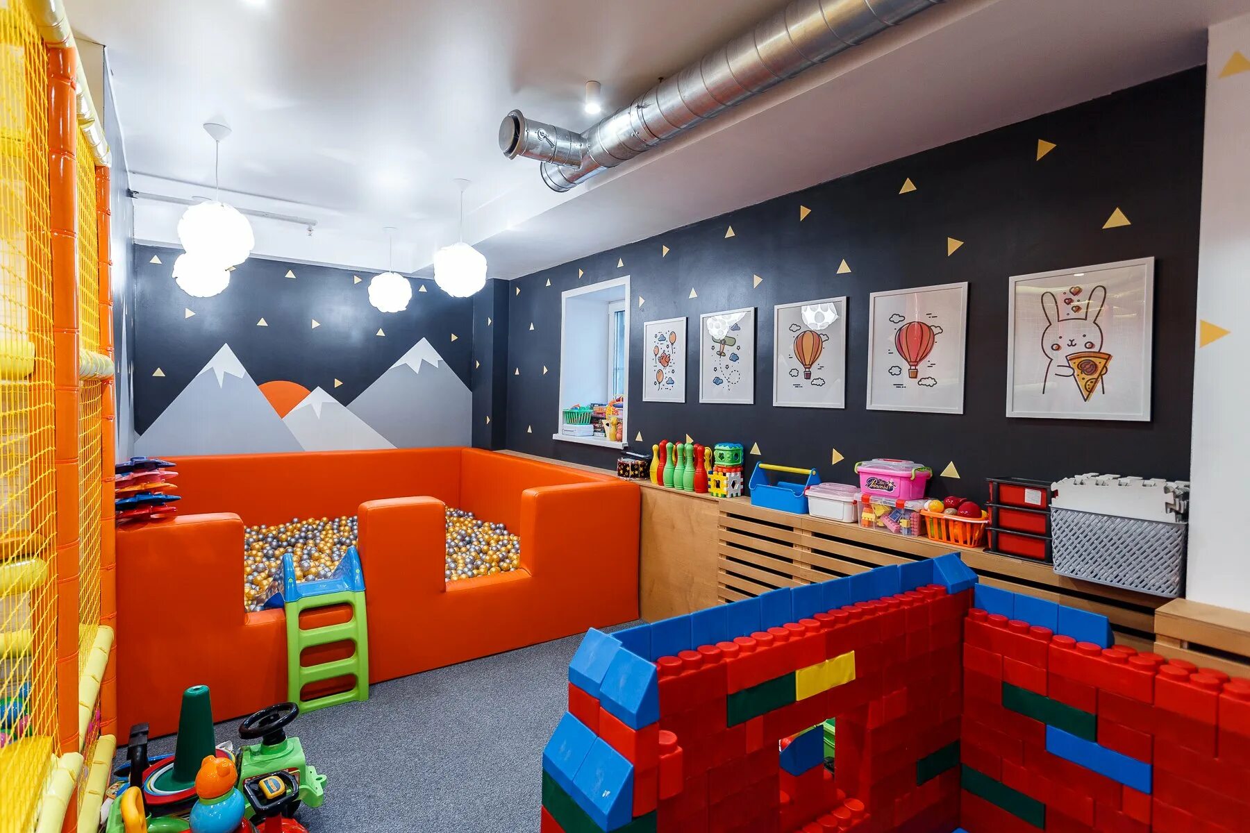 Детское кафе. Детский уголок в кафе маленький. День рождение ребенка на коломенской. Семейное кафе чак чак казань. Детский уголок в кафе.