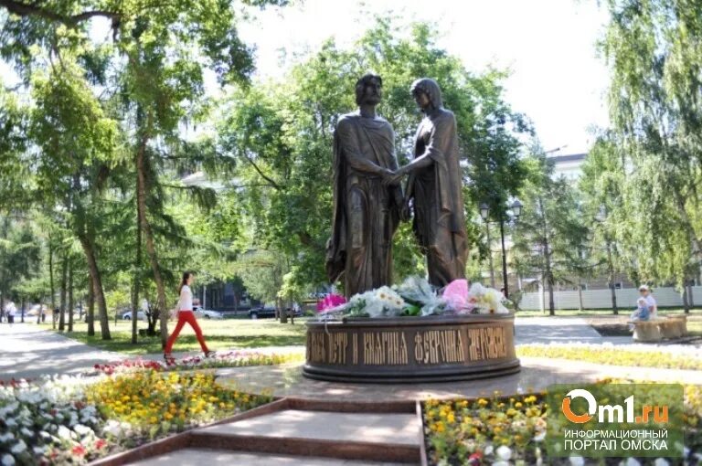 Памятник Петру и Февронии в Омске. Памятник святым Петру и Февронии Омск. Омский памятник Петру и Февронии. Памятники любви верности в омске