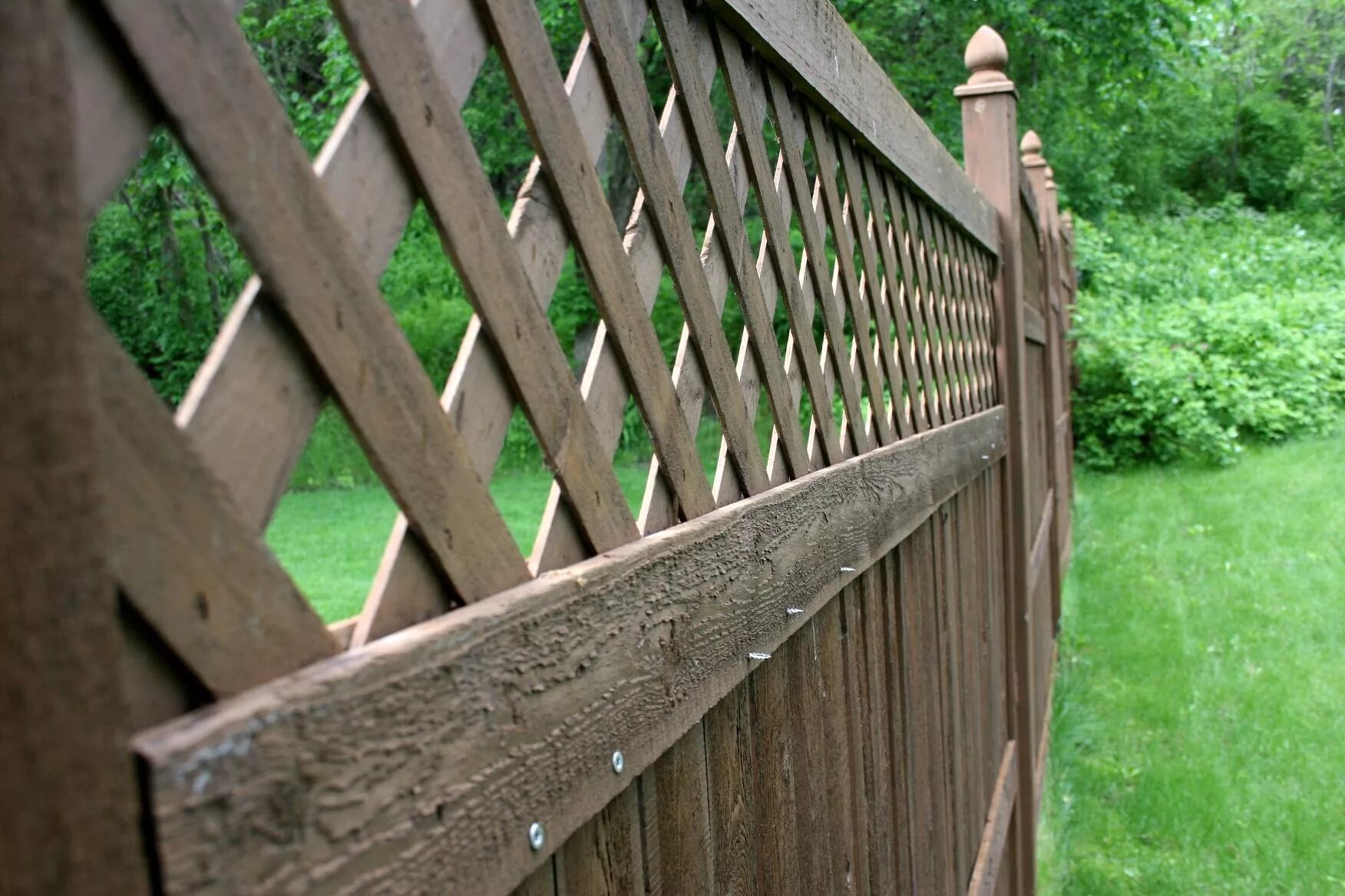 Гребень забора. Секционный забор плетенка «ФС станица». Деревянные заборы и ограждения. Оригинальный деревянный забор. Красивый деревянный забор.