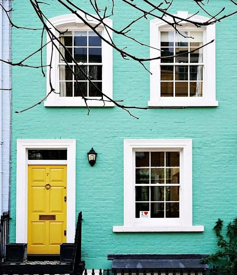 Покрасить старый дом снаружи краской. Яркие фасады домов. Цветные фасады домов. Окрашенный фасад. Разноцветные фасады домов.