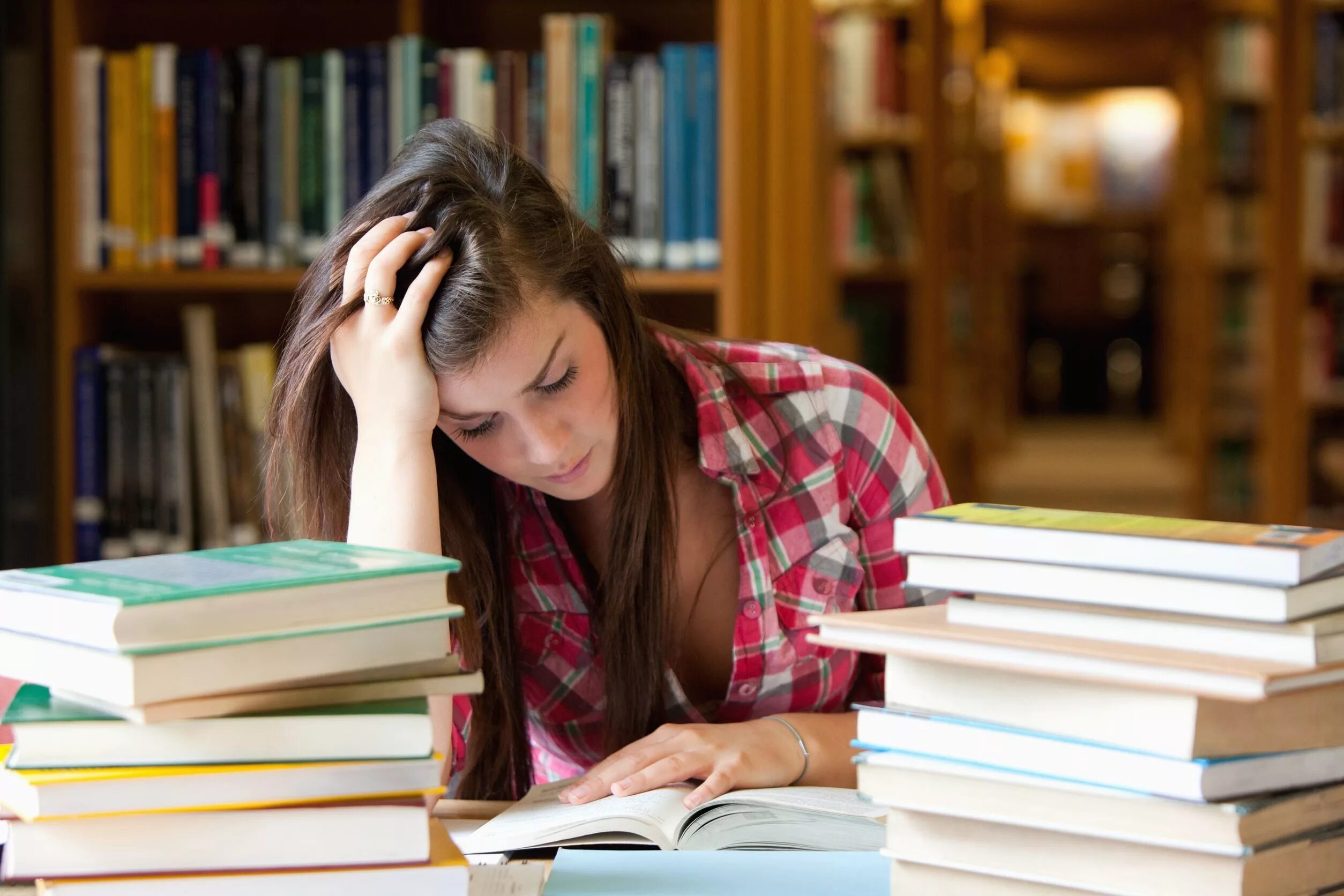 Stressed student. Девушка за учебой. Девушка с учебниками. Учащийся студент. Студентка.