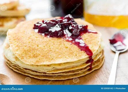 Варенье вишни на стоге Blini русского блинчиков Стоковое Фото - изображение насч