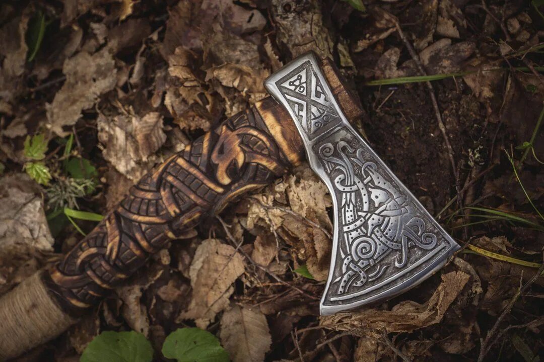 Секира викингов. Славянская секира. Резная рукоять топора. Секира викингов. Травление топора.