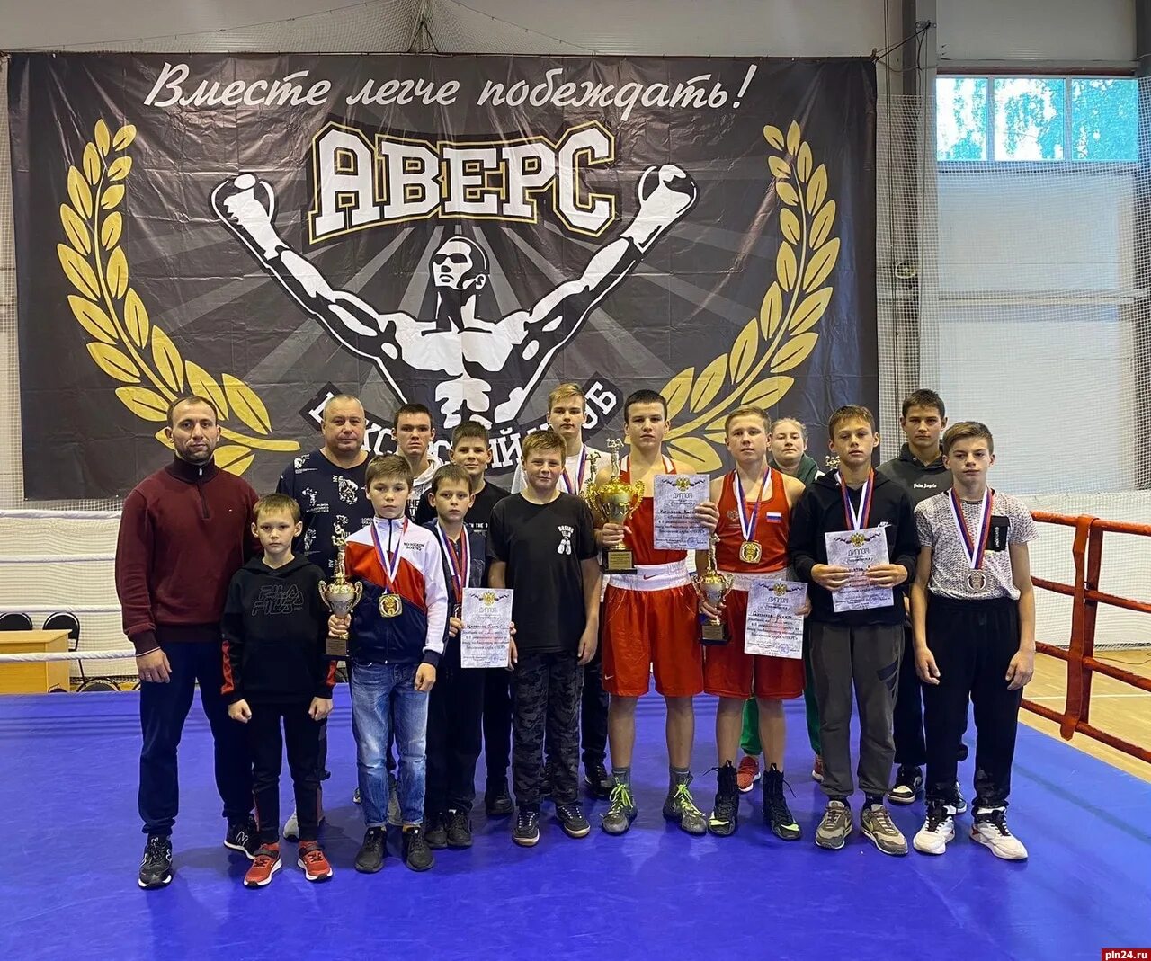 Плавательный клуб. Аверс новосибирск. Клуб аверс. Аверс школа. Аверс осташков боксерский клуб.