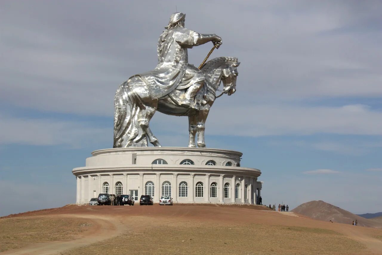 Статуя Чингисхана в Улан-Баторе. Конная статуя Чингисхана. Статуя Чингисхана в Цонжин-Болдоге Монголия. Вид хану