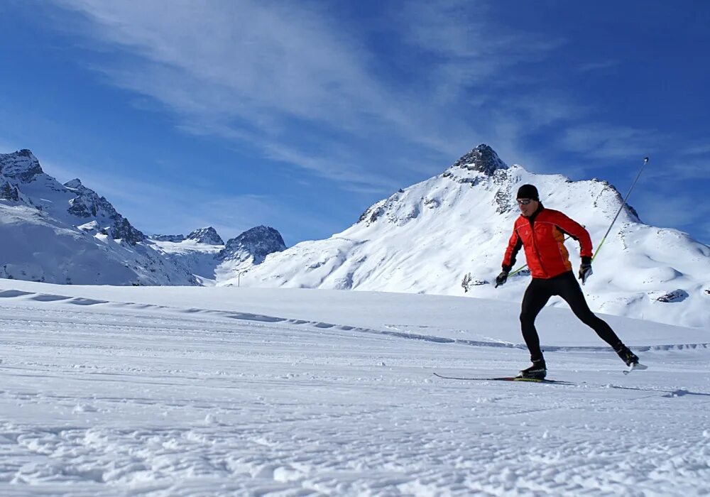Лыжи беговые для конькового хода. Биатлон коньковый ход. Подъемный коньковый ход. Лыжник. Попеременно двухшажный коньковый ход.