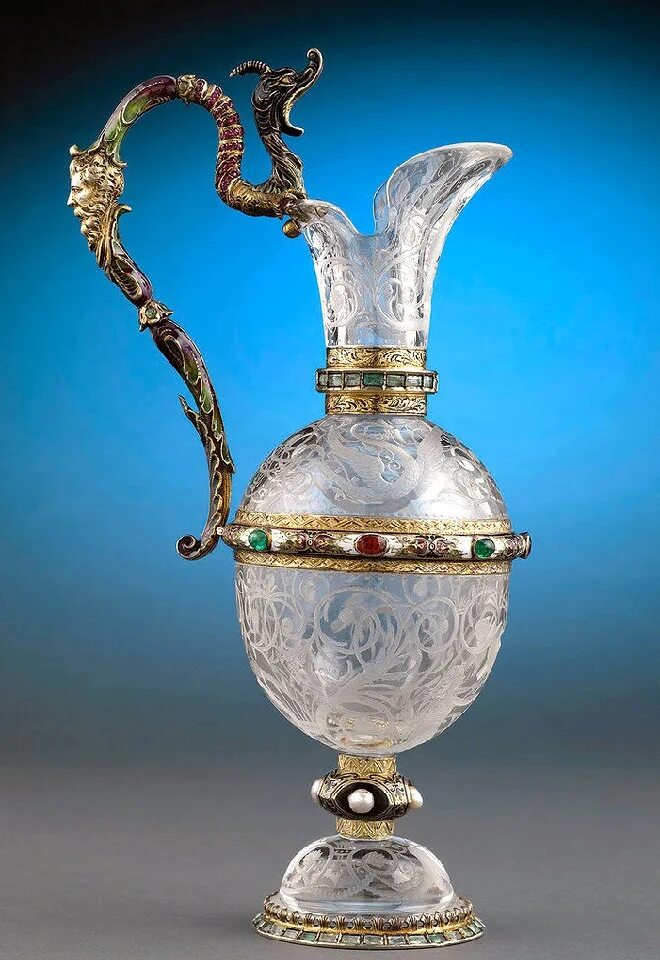 Горный хрусталь фаберже. Выкладка фарфоровой посуды. Хрустальный фарфор. Хрусталь фаберже 19 века. Фарфоровые изделия.