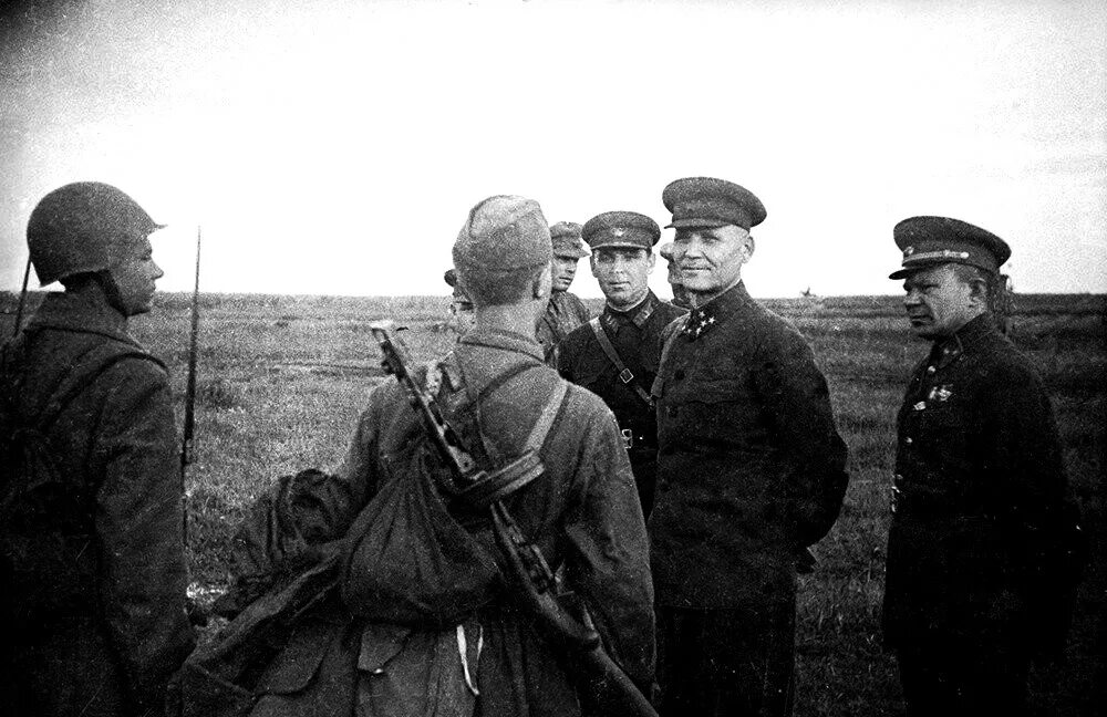 Конев командующий украинским фронтом. Генерал Конев 1941. Генерал Конев 1943. Маршал Конев на фронте.