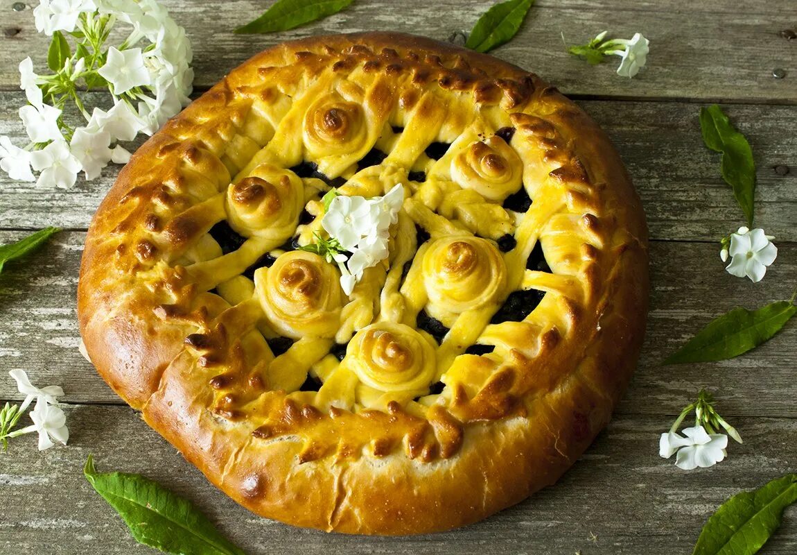 Пироги из теста фото. Красивый пирог. Красивые пироги из дрожжевого теста. Красивые дрожжевые пироги праздничные. Праздничные пироги из дрожжевого теста.