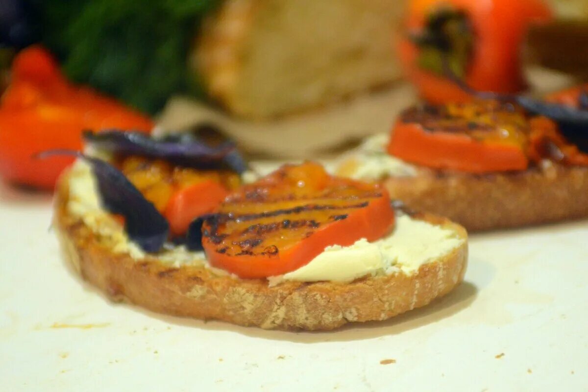 Жареная хурма. Жареная хурма. Жареная хурма. Бутерброд с жареной хурмой. Жареная хурма с сыром.