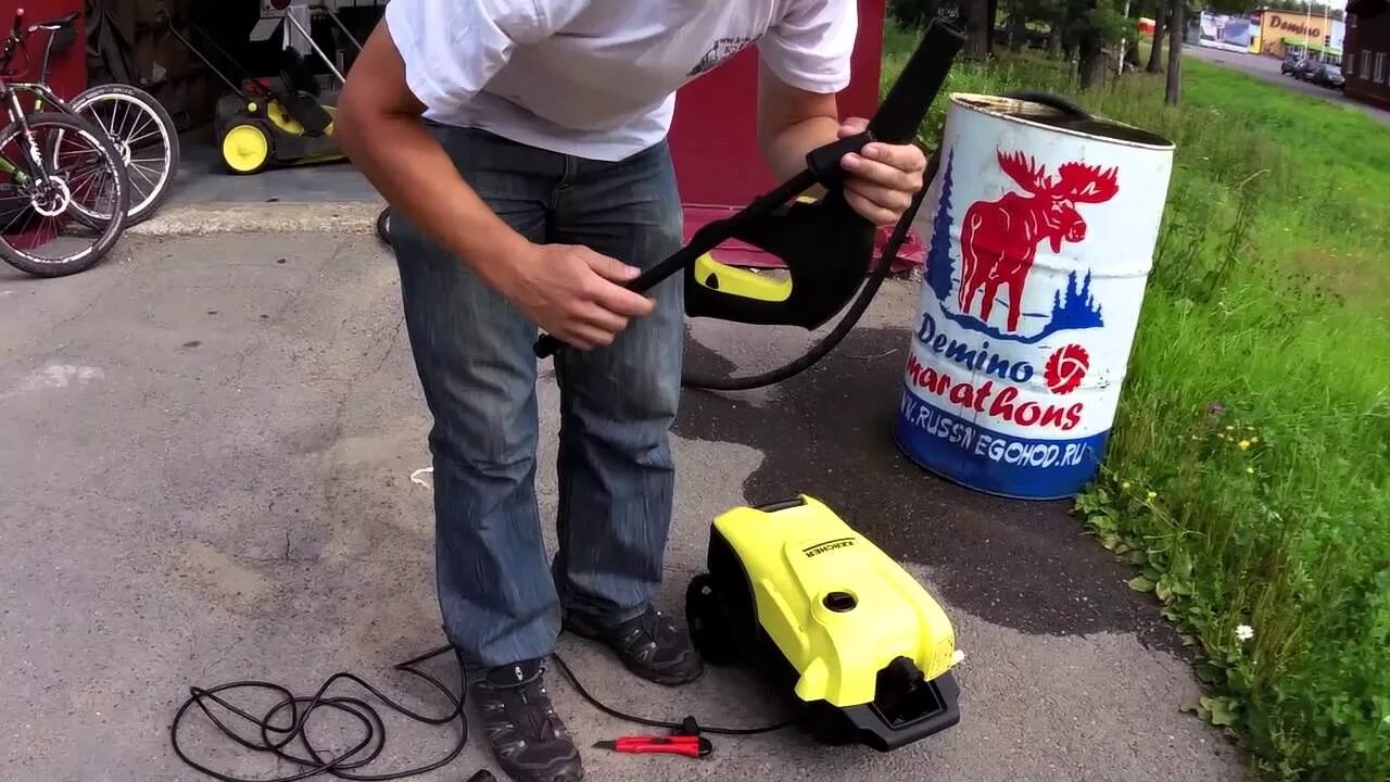 Керхер вода из бочки. Мойка высокого давления Karcher k 4 Basic. К 4 компакт Керхер из бочки. Минимойка Керхер к 4 компакт. Мойка кёрхер к5 забор воды из бочки.