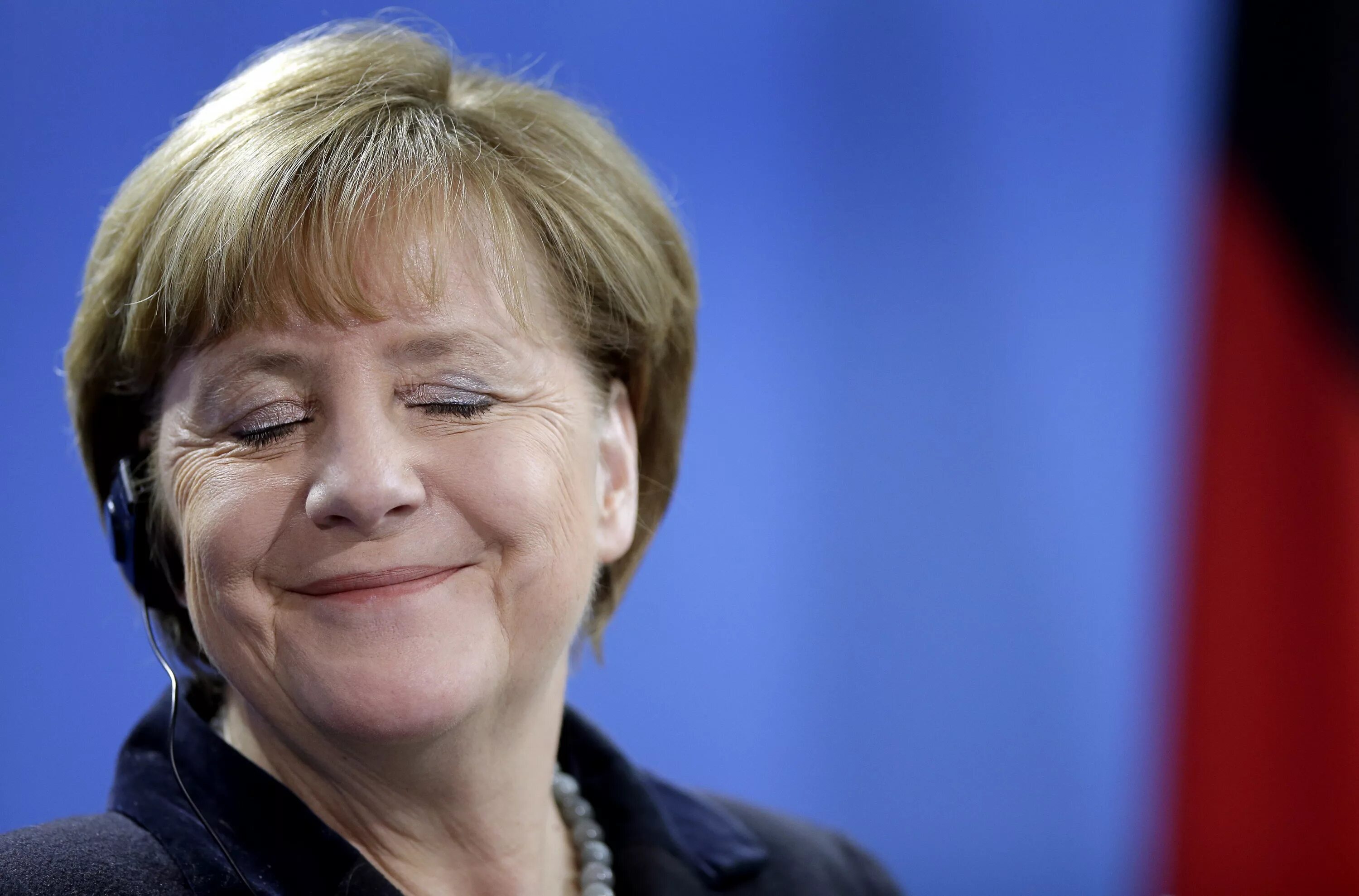 Меркель довольное. Ангела меркель смеется. Ангела меркель 1995. Ангела меркель 2000. Меркель довольное.