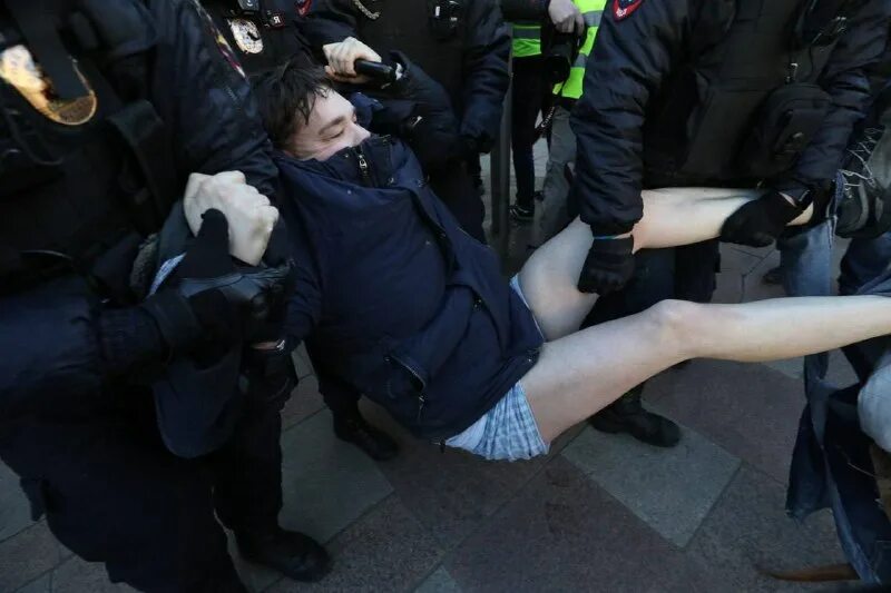 задержанные в петербурге сегодня. задержание за конституцию. в петербурге полиция задержала милицию. задержания невский проспект в петербурге 2021. росгвардия на митинге навального.