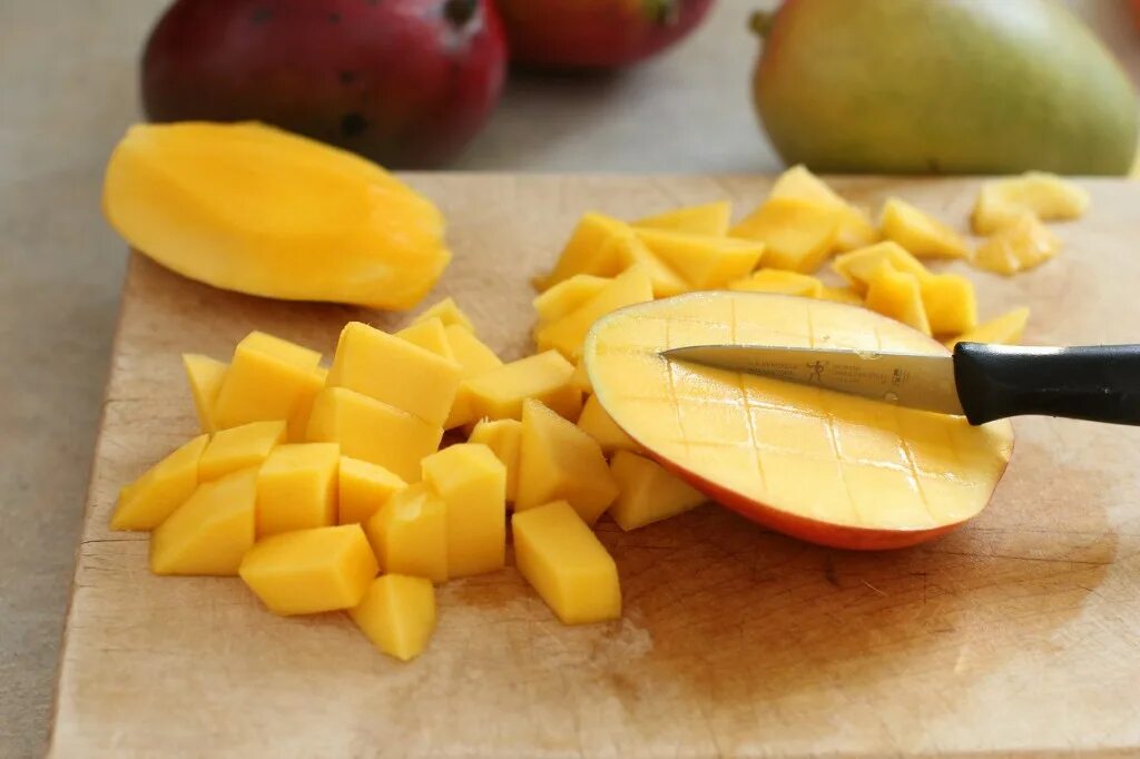 Манго едят с кожурой или нет. Как есть манго. Как правильно есть манго. Цедра манго. Манго кушать.