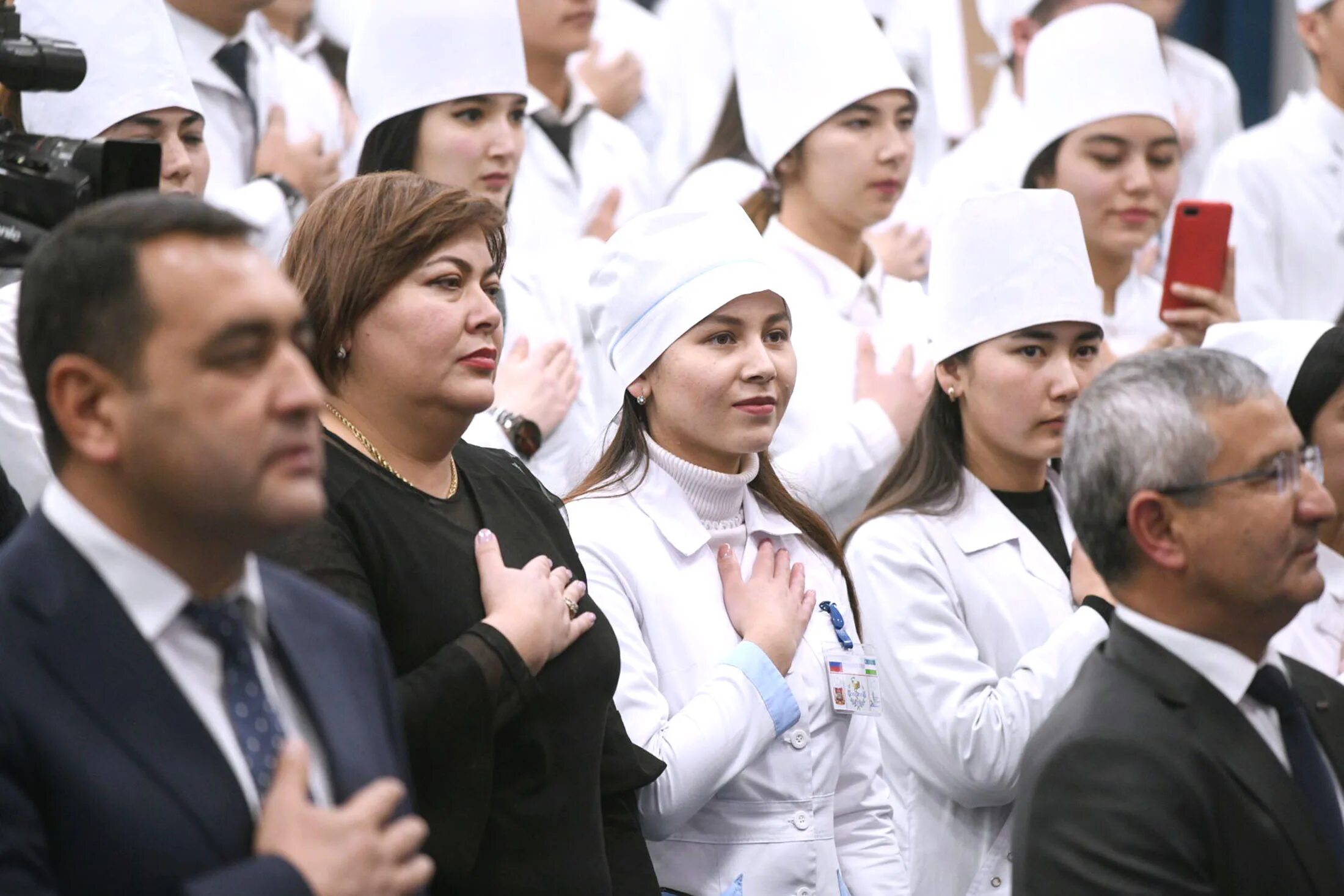 Клятва врача 7. Медики клятва Гиппократа. Врачи дают клятву. Студенты Узбекистана. Студенты-медики клятву Гиппократа.