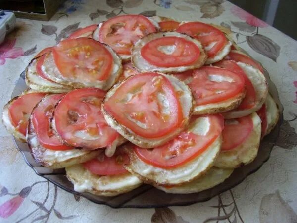 Жареные кабачки с чесноком и помидорами. Кабачки с помидорами и чесноком. Кабачки с помидорами и майонезом. Кабачки жареные с помидорами и чесноком. Жареные кабачки с помидорами.